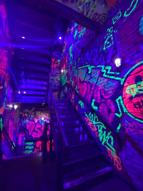 Neon Alleyway Aesthetic, Purple Graffiti Wallpaper, Purple Clown Aesthetic, Rave Asthetic Picture, Neon Graffiti Art, Neon Core Aesthetic, Blacklight Aesthetic, Neon Asthetics, Neon Grunge Aesthetic