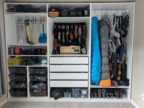 Sport Storage Ideas, Sports Cupboard Storage, Organizing Outdoor Gear, Camping Gear Storage Room, Bike Gear Storage Ideas, Camping Storage Room, Hiking Storage Ideas, Sport Gear Storage, Garage Gear Storage