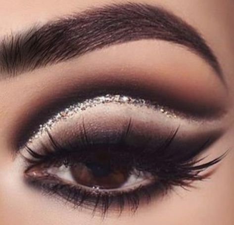 Blue Smokey Eye, Trendy Eyeshadow, Eyeshadow For Brown Eyes, Linda Hallberg, Glitter Eye Makeup, Makeup Tutorial Eyeshadow, How To Apply Eyeshadow, Elegant Makeup, Trendy Makeup