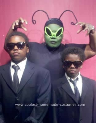 Homemade Men In Black Family Costume: Our family does theme costumes each year, but as the mom of boys...this year we did not agree. They wanted gore, and I wanted cute. So we compromised. Men In Black Aliens, Star Trek Decorations Party, Alien Costume Men, Alien Movie Costume, Star Trek Decorations, Cosmic Outfit, Mom And Boys, Alien Costume Women, Ideas Disfraz