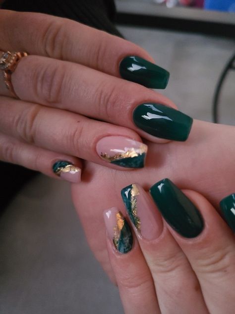 Marble green nails with gold Green And Golden Nail Art, Gold And Emerald Nails Ideas, Hunter Green Nails Acrylic Short, Nail Design Green And Gold, Dark Emerald Green Nails Design, Army Green Nails With Gold, Nails Inspiration Green And Gold, Dark Green Nail Art Designs, Dark Green Nails Inspiration