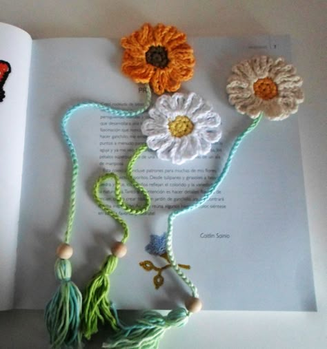 Crochet Bookmarks Free Patterns, Easy Crochet Bookmarks, Crochet Craft Fair, Crochet Book Cover, Crochet Bookmark Pattern, Crochet Bookmark, Crocheted Flowers, Crochet Decoration, Crochet Bookmarks