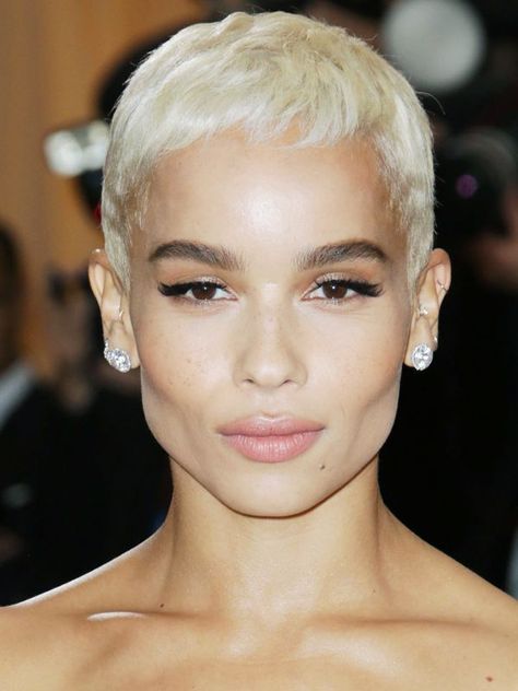 ZOE KRAVITZ Honey Blond, Blonde Hair Girl, Band Rock, Hair Styles 2017, Big Chop, Zoe Kravitz, Platinum Blonde Hair, Short Blonde, Blonde Pixie