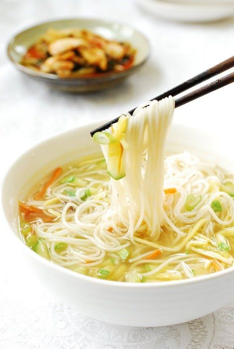 Janchi Guksu, Korean Noodle Soup, Koreansk Mad, Soup Recipes Easy, Chicken Soup Recipes Easy, Easy Korean Recipes, Korean Soup, Korean Noodles, Asian Noodle Recipes