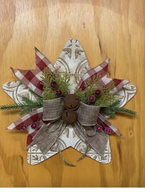 Rag Tree, Dollar Store Christmas Crafts, Deco Nature, Tile Crafts, Expensive Shoes, Dollar Store Christmas, Country Christmas Decorations, Christmas Centerpieces Diy, Dollar Tree Christmas