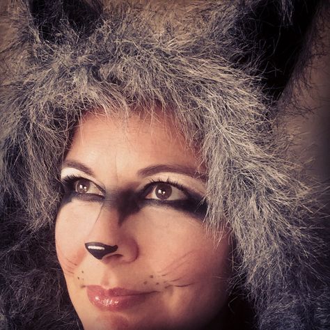 Raccoon makeup Raccoon Face Makeup, Racoon Halloween Costume, Raccoon Makeup Halloween, Evermore Makeup, Narnia Makeup, Raccoon Makeup, Dr Seuss Costumes, Carnaval Make-up, Raccoon Costume