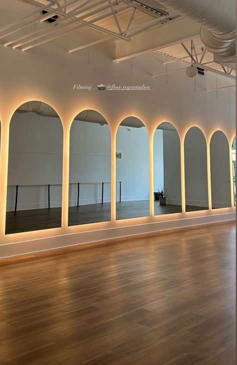 Boho Fitness Studio, Exercise Studio Design, Fitness Studio Front Desk Design, Fitness Studio Reception, Workout Studio Design, Pilates Studios Aesthetic, Tulum Yoga Studio, Pilates Room Aesthetic, Chic Pilates Studio