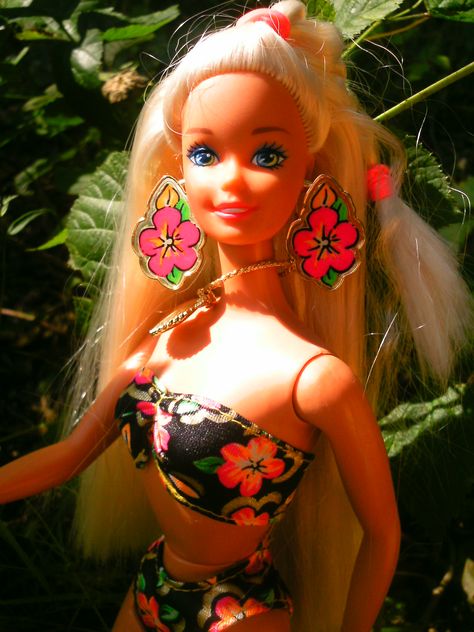 Tropical Barbie Outfit, Hawaii Barbie, Girl Costume Ideas, Tropical Barbie, Barbie Costumes, Beach Barbie, Barbie Costume, Girl Character, Barbie Vintage