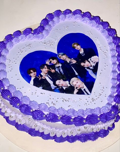 #straykids #straykidscake #stay #kpop #kpopcake Stray Kids Cake, Stay Kpop, Bts Cake, Artist Cake, Diy Photo Book, Kid Desserts, Twin Birthday, Dream Cake, Pretty Birthday Cakes