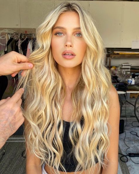 PAIGE WATKINS on Instagram: “who is she? @maneaddicts” Beach Waves Long Hair, Long Blonde Hairstyles, Long Hair Waves, Summer Hair Trends, Big Blonde Hair, Summer Blonde, Beach Wave Hair, Long Blond, Blonde Hairstyles