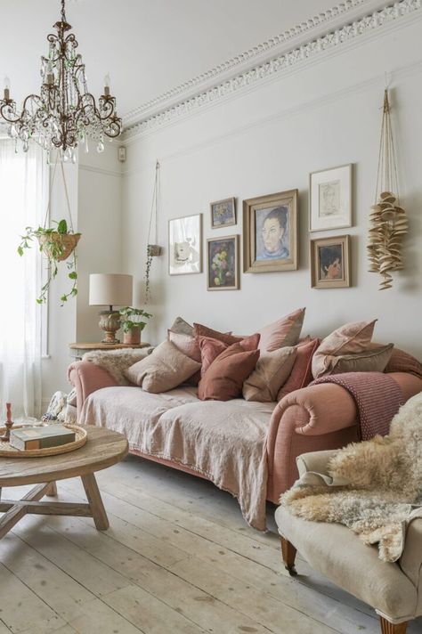 Pink Sofa Living Room, Pink Sofa, Beautiful Houses Interior, Classic Living Room, Shabby Chic Bedroom, Chic Bedroom, One Bedroom Apartment, Easy Home Decor, Living Room Inspo