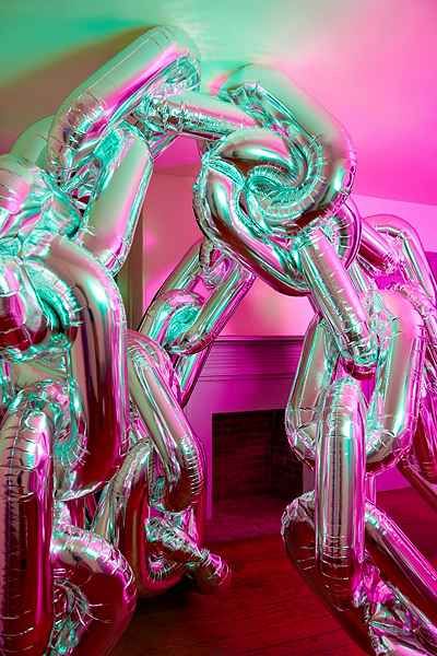 Urban Theme Party, Balloon Event Decor, Y2k Decor Party, Y2k Balloons, 2000s Party Decor, 2000s Party Ideas Decoration, Y2k Party Decorations, Disco Party Background, Chain Balloons