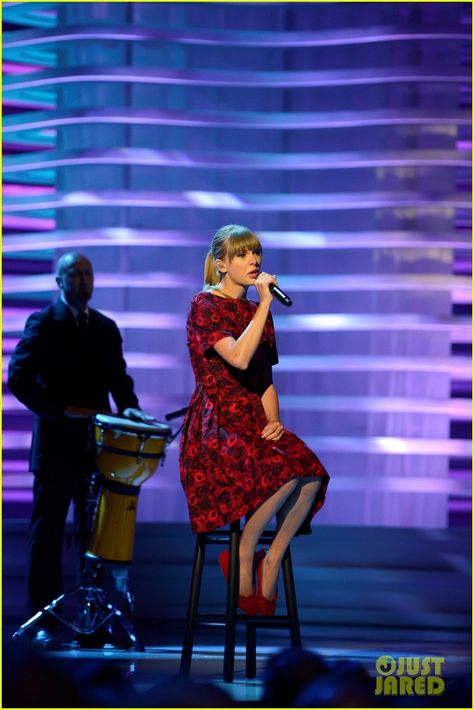 Taylor Swift Ronan Performance, Ronan Taylor Swift, Taylor Swift Singing, Music Challenge, Walking In High Heels, Helen Hunt, American Queen, Elie Saab Spring, Amazing Clothes