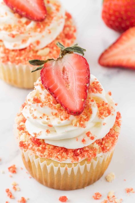 Strawberry Crunch Ice Cream, Strawberry Crunch Cupcakes, Moist Cupcake Recipes, Soft Vanilla Cake, Strawberry Shortcake Dessert, Strawberry Crunch Cake, Strawberry Shortcake Cupcake, Strawberry Shortcake Ice Cream, Strawberry Crunch