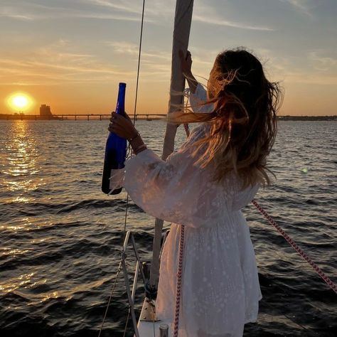 Sunset Sailing Aesthetic, Sailboat Aesthetic Sunset, Yacht Aesthetic Photos, Yacht Birthday Party Aesthetic, Yacht Girl Aesthetic, Yatch Aesthetic Photos, Yacht Aesthetic Girl, Yatch Boat Aesthetic, Boat Girl Aesthetic