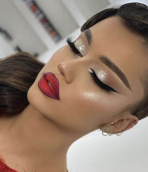 Machiaj Smokey Eyes, Maquillage Yeux Cut Crease, Ball Makeup, Red Lip Makeup, Smink Inspiration, Types Of Makeup, Glam Makeup Look, Makijaż Smokey Eye, Makeup Eye Looks