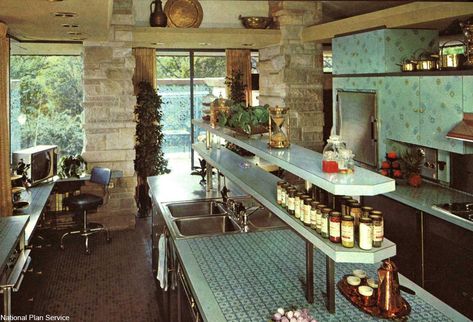 Retro Kitchen Remodel, 1960s Interior, 1960s Kitchen, 1960s Home, Retro Renovation, Mid Century Kitchen, Kitchen Design Ideas, Trendy Kitchen, Retro Home Decor