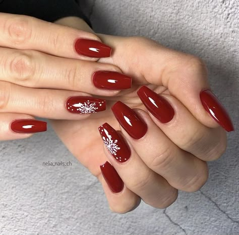 Cranberry Nail Designs, Red Short Almond Nails, Pre Christmas Nails, Red Christmas Nails Short, Nails Red Christmas, Christmas Nail Inspo, Christmas Snowflakes Nails, Red Christmas Nails, Subtle Nails