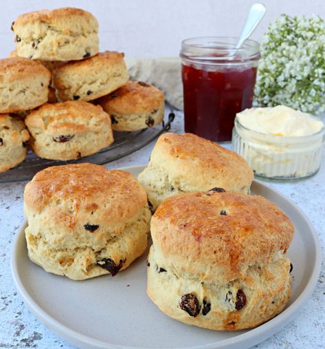 Fruit Scones Fruit Scones Recipe, Savoury Scones, Date Scones, Baking Scones, English Scones, Scone Recipes, Recipe For One, Fruit Scones, Scones Recipe Easy