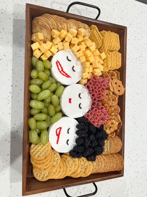 Halloween Sharcudery Board, Hocus Pocus Candy Board, Hocus Pocus Treat Ideas, Hocus Pocus Snack Board, Hocus Pocus Cheese Board, Hocus Pocus Candy Charcuterie Board, Hocus Pocus Charcuterie Board, Hocus Locus Cheeseboard, Halloween Veggie Tray