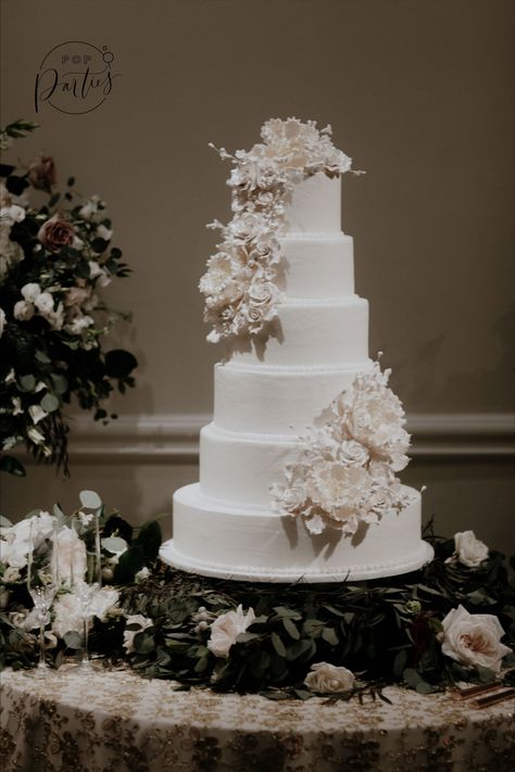 5 Tier Wedding Cake With Flowers Elegant, Luxury White Wedding Cake, Tall White Wedding Cake, White Wedding Cake With Black Accents, Wedding Cake Designs Elegant White, Wedding Cake White And Black, Black And White Wedding Theme Cake, Wedding Cake Inspo Elegant, Black And White Wedding Cake Elegant