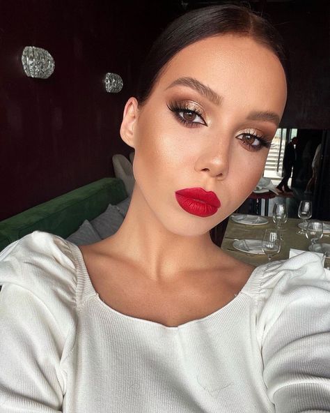 Xmas Makeup, Red Lips Makeup Look, Maquillage On Fleek, Wedding Hairstyles And Makeup, Gold Makeup Looks, New Year's Makeup, Red Lipstick Makeup, Gold Eye Makeup, Holiday Makeup Looks