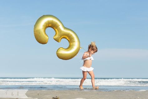 3rd Birthday Pictures, Photoshoot Ideas Beach, Birthday At The Beach, Birthday Photoshoot Ideas, Beach Photo Shoot, Toddler Beach, Birthday Stone, Photoshoot Beach, Gold Beach