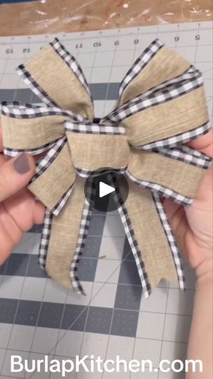 Making Garland, Making A Bow, Bow Tying, Bow Board, Bow Making Tutorials, Burlap Kitchen, Candy Decorations Diy, Easy Bow, Christmas Bows Diy