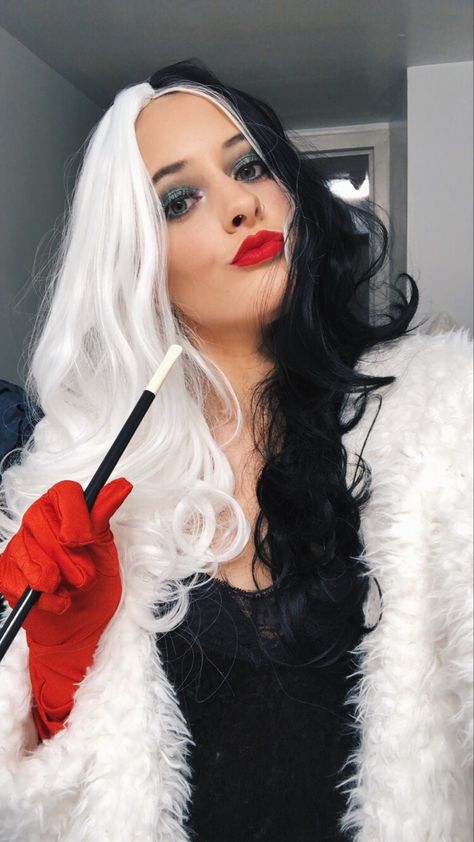 Cruella Costume Ideas, Cruella Deville Makeup, Halloween Diy Costume, Halloween Inspired Outfits, Cruella Costume, Dalmatian Costume, Fun Office, Cruella Deville, Second Day Hairstyles