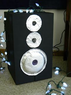 DIY stage speakers: painted cardboard box, paper plates, foil, and glue. Studio Seni, Painted Cardboard, Rock Star Theme, Pop Star Party, Rock And Roll Birthday, Rockstar Birthday, Rock Star Birthday, Rockstar Birthday Party, Rock N Roll Party