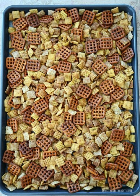 Calling Pumpkin Spice fans, Pumpkin Spice Chex Snack Mix is an easy recipe for fall snacking! The combination of sweet and salty is highly addictive, which may or may not be a good thing. ;) Best of all, it can be made ahead and comes together in 5 minutes. This snack mix starts with Chex Cereal. To pair with the pumpkin spice, I used a combination of Cinnamon Chex and Honey Nut Chex but feel free to mix and match the Chex flavors of your choice if you already have Rice, Corn or Wh… Easy Tailgate Snacks, Pumpkin Spice Snack Mix, Chex Snack Mix Recipes, Creamy Basil Dressing, Pumpkin Spice Snack, Chex Snack Mix, Cinnamon Chex, Banana Smoothie Healthy, Tailgate Snacks