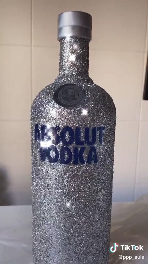 Letting Go Plates Ideas Tik Tok, Diy Alcohol Gifts, Bedazzled Liquor Bottles, Alcohol Bottle Crafts, Decorated Liquor Bottles, Bling Bottles, Liquor Gifts, Liquor Bottle Crafts, Glitter Bottle