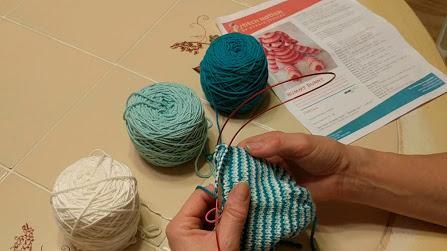 Helix Knitting Tutorial, Helix Knitting, Knit Decor, Lots Of Socks, Knitting Hacks, Yarn Ideas, Weaving Ideas, Yarn Craft, Knit Stitches