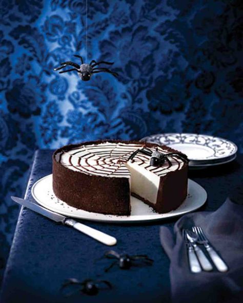 No-Bake Spiderweb Cheesecake Creepy Halloween Desserts, Halloween Cake Recipes, Dessert Halloween, Postres Halloween, Halloween Dessert, Baked Cheesecake Recipe, Chocolate Cheese, Chocolate Cream Cheese, No Bake Cheesecake