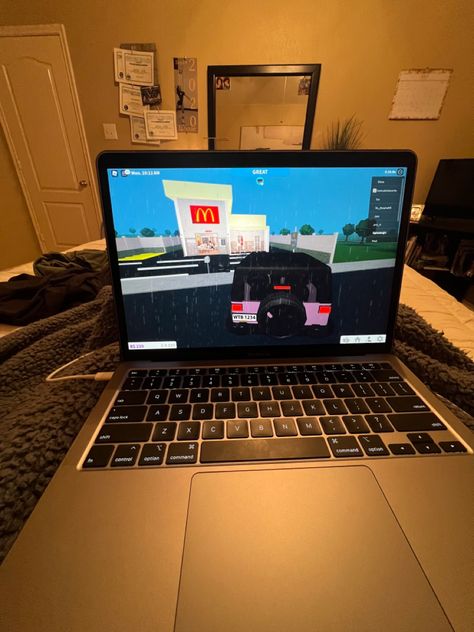 bloxburg roblox gaming Playing Roblox Aesthetic, Ipad Picture, Apple School, Ipad Games, Y2k Hairstyles, Dump Ideas, First Youtube Video Ideas, Ipad Kids, Future Apartment Decor