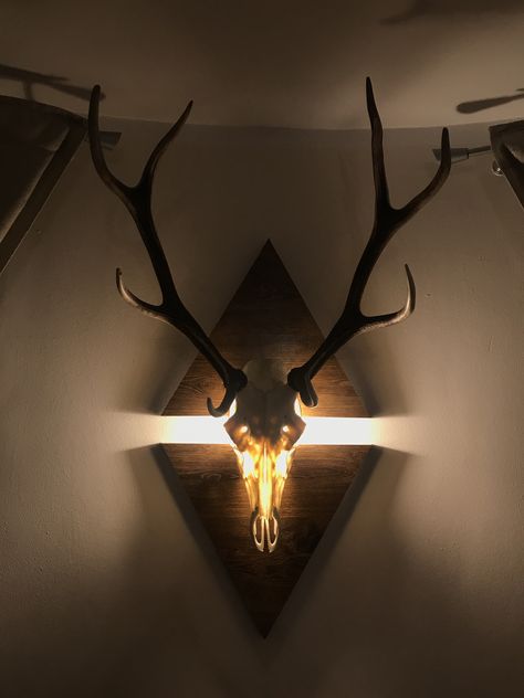 Deer Antler Light Fixture Diy, Dear Horns Decor, Deer Antler Lamp Diy, Deer Skull Light, Deer Skin Decor, Deer Head Display Ideas, Deer Skull Lamp, Unique Deer Mount Ideas, Deer Home Decor