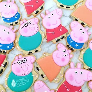 Peppa Pig cookies are making a comeback. These went out last week and I’m already making another set! Peppa Pig Sweet Table, Peppa Pig Cookies, Peppa Pig Party Supplies, Sweet Biscuits, Pig Cookies, Peppa Pig Party, Pig Party, Peppa Pig Birthday, Decorations Table