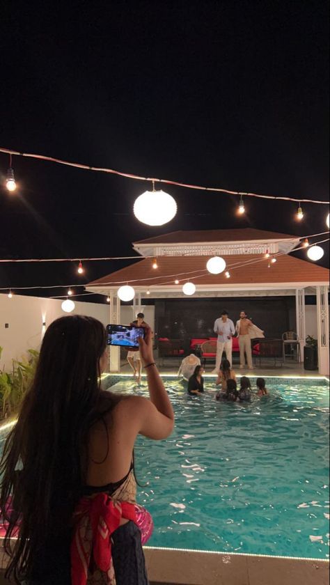 Fake Photo Dump Pictures, Pool Party Snapchat Story, Night Pool Snap, Pool Party Pictures, Party Snap, Night Pool Party, Party Night Club Aesthetic, Dark Beauty Photography, Nightclub Aesthetic