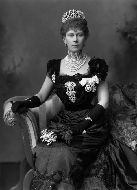 Collector or Thief? Inside Queen Mary’s Royal Collections | Vanity Fair Necklace Neckline, Mary Of Teck, Lovers Knot Tiara, Queen Alexandra, King George V, Princess Alice, Duchess Of York, Isabel Ii, Princess Mary