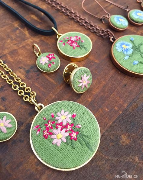 Embroidery Knots, Jewelry Video, Hand Embroidered Jewelry, Diy Fabric Jewellery, Hand Embroidery Tutorial, Learn Embroidery, Pola Sulam, Bead Embroidery Jewelry, 자수 디자인