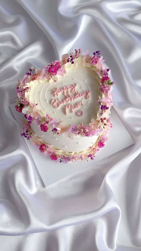 #cake design ideas# Floral Heart Cake, Heart Cake With Flowers, Cakes For Women Birthday, 25th Birthday Cake Ideas, Floral Birthday Theme, Birthday Cake 19, Flower Cake Birthday, 22 Birthday Cake, Cake 18th Birthday