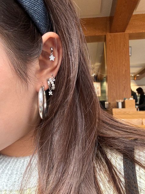 flat earring, silver earrings, dangly earrings, hoop earrings, piercing Silver Earrings Combo, Chunky Silver Earrings Stack, Triple Earring Combinations, Asian Piercing, Silver Earring Stack, Hoop Earrings Piercing, Chunky Silver Earrings, Flat Earring, Earrings Stack