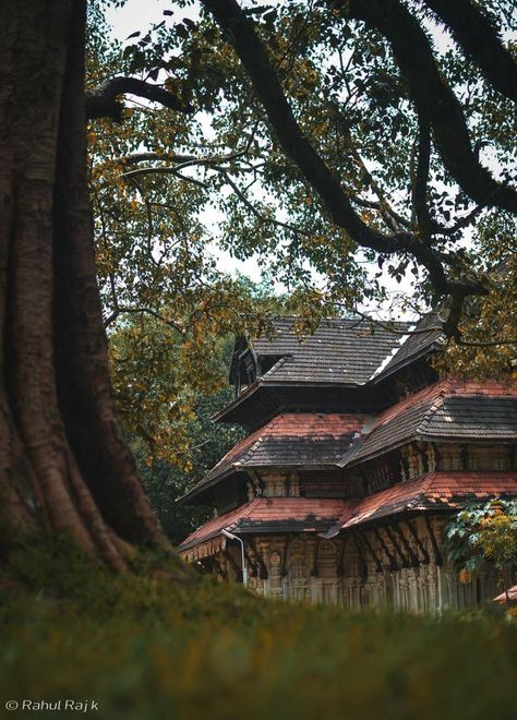 Sree Vadakkumnatha Shiva Temple, Thrissur, Kerala, God's own country! Kerala Architecture, God's Own Country, Shiva Temple, Kerala Travel, Indian Temple Architecture, Architecture Nature, Temple Photography, Beautiful Scenery Photography, Desktop Background Pictures