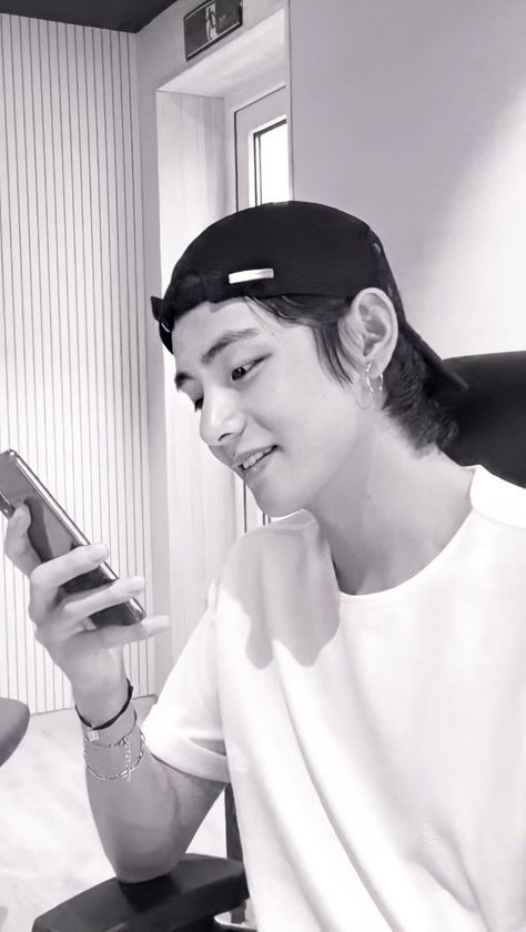 Bts Black And White, Taehyung Selca, 얼굴 그리기, V Bts Wallpaper, Taehyung Photoshoot, Bts Aesthetic, Kim Taehyung Funny, Kim Taehyung Wallpaper, Bts Korea