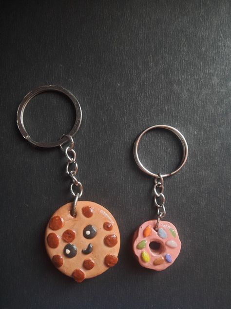 Easy Clay Keychains, Gantungan Kunci Clay, Mouldit Clay Art Keychain, Keychain Clay Ideas, Clay Keychain Diy, Ide Clay, Clay Keyring, Mould Art, Keychain Clay