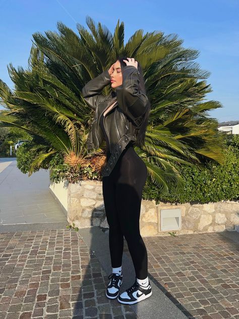 Legging And Leather Jacket Outfit, Fits With Converse Black, Chill Leather Jacket Outfit, Styling Zara Leather Jacket, Zara Leather Jacket Outfits Women, Outfit Ideas With Black Leather Jacket, How To Style Zara Leather Jacket, Black Crop Leather Jacket Outfit, Black Short Leather Jacket Outfit