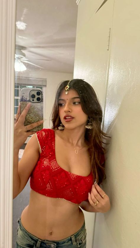 North Indian Aesthetic, Indo Western Aesthetic, 90s Indian Aesthetic, Hot Indian Outfit, Aesthetic Pfp Pics, Indian Saree Aesthetic, Indian Aesthetic Outfit, The Hot Chick, Saree Aesthetic