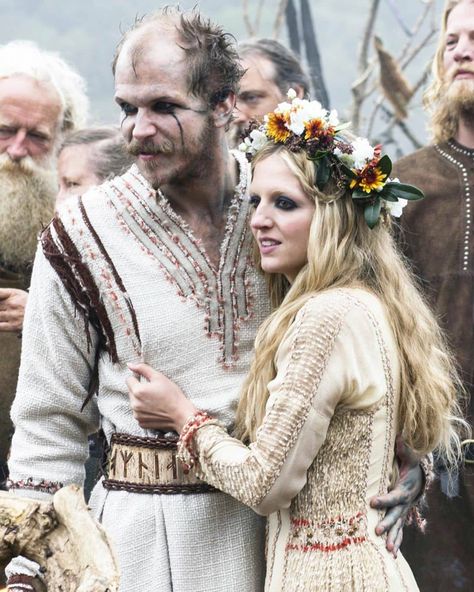 3,584 Me gusta, 25 comentarios - ⚔️ Vikings North ⚔️ (@vikings_northh) en Instagram: "Floki and helga ❤ . . Follow us on }}}}} @vikings_northh . . #ragnar #ragnarlothbrok…" Viking Halloween Costume, Vikings Halloween, Movie Wedding Dresses, Viking Aesthetic, Arte Viking, Costume Viking, Ragnar Lothbrok Vikings, Vikings Show, Viking Character