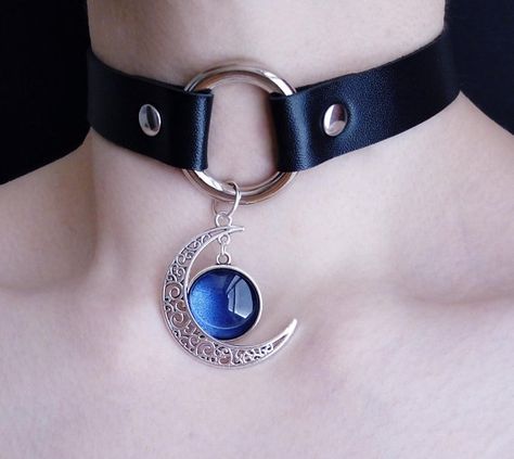 Gothic moon choker ☽☽ www.etsy.com/shop/OfStarsAndWine Emo Jewelry, Moon Choker, Pastel Punk, O Ring Choker, Gender Fluid Fashion, Pastel Goth Fashion, Crescent Moon Pendant, Goth Jewelry