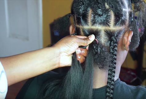 Start separating the rows for the box braids. We will make a total of 18 braids, so there will be ten in the back and eight in the top section. Box Braids At Home, Braids At Home, Rubber Band Box Braids, Rubber Band Method, Havana Twist Braids, Box Braids Tutorial, Box Braids Pictures, Triangle Box Braids, Large Box Braids